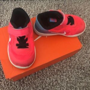 Sale! NIKE shoes- Free Run 5c